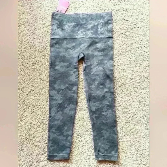 NWT SPANX CROPPED SAGE CAMO LEGGINGS. SIZE MEDIUM. - Picture 4 of 8